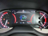 運転に役立つ情報を分かりやすく表示するマルチインフォメーションディスプレイを中央に配したとても見やすいメーター