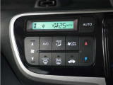フルオートエアコン搭載。好みの温度に設定するだけで、風向や風量を自動でコントロール!いつでも快適な車内環境に。