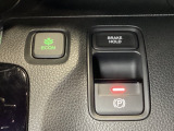 セレクトレバーの右に電子制御パーキングブレーキがあります。スイッチひとつで、停車した地点の傾斜などをシステムが検知・判断してブレーキ力を自動的に最適制御し、しっかり停車できるパーキングシステムです。