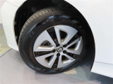 トヨタ純正アルミホイール。タイヤサイズは195/65R15です。