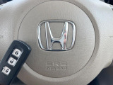 【Hondaスマートキー】カバンやポケットに入れたままでもドアの施錠・解錠が可能なスマートキーを装備。エンジンのオン・オフ時もカギを取り出す必要が無いからとっても便利です♪