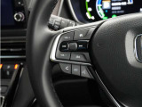 ハンドルにオーディオ操作用スイッチを備え、手を放さずに操作可能。安全性と利便性を両立しています。