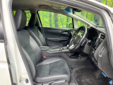 運転席まわりには十分なスペースがあり、大柄な方でもゆったり運転していただける環境です。