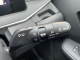 【オートライト】周囲の明るさに応じ自動でライトが点灯・消灯。思いやりライト機能で、トンネルや夕暮れ時の走行、雨の中の走行等、ドライバーが忘れそうなタイミングをサポート。ハイビームアシスト機能付きです。