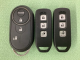 スマートキー付きですからドアロックの開閉およびエンジンスタートが楽々です。電動スライドドアの開け閉めもボタンで操作できます。加えて、純正リモコンエンジンスターター用の操作キーもついています。