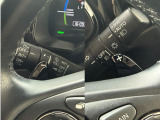 【パドルシフト】ステアリングのパドル操作によるシフトアップ/ダウンが出来るのでマニュアル車感覚のシフトチェンジが楽しめます。