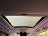 【大型サンルーフ】車内の解放感が一気に上がる大型のパノラマルーフ!季節を問わず開放的で快適なドライブをお楽しみいただけます。流通量も少なく希少価値の高い人気の装備です♪
