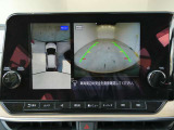 ギアを『R』に入れるとナビ画面に、まるで雲の上から覗いているような映像が映り、駐車をサポートしてくれます。