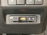 ハンドルの右下にETCがついています。高速道路の料金所の通過も楽々です!。 カードの取り出しもしやすい場所についています。