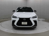 エクステリアは、一目でLEXUSとわかるスピンドルグリルを起点に、人が乗るキャビンの前後を大胆に絞り込んだ菱形のボディと力強く張り出したホイールフレアを融合させ、タイヤの存在を強調しています。