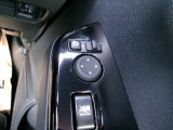 電動格納式ミラーなので、対向車などとのすれ違い時にも便利です。