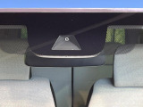 【ホンダセンシング】走行中に前方の車両等を認識し、衝突しそうな時は警報とブレーキで衝突回避と被害軽減をアシスト。より安全にドライブをお楽しみいただけます。