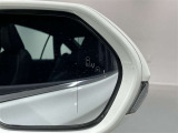 ブラインドスポットモニター(BSM)を装備しています。隣を走る車両が死角に入るとミラー内LEDインジケーターが点灯。さらに、ウィンカーを出すとインジケーターが光って点滅して注意を促してくれます。