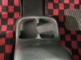 運転席、助手席間にはカップホルダーがあります。