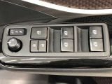 パワーウィンドは今や当たり前の機能ですが、無いと困る機能です。運転席からの操作で、全席の窓を振るオープンにしたり、フルクローズが可能です。