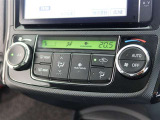 左右独立温度コントロールフルオートエアコンです。運転席、助手席それぞれで独立して温度設定ができます。冷え性の方が乗っても安心ですね♪