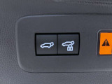 パワーバックドアです。荷物を持っていても、ボタンを押すだけで簡単に開閉ができます。