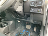 駐車ブレーキは手動式です