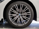 【BMWアロイホイル】軽量かつ強度に拘ったアロイホイル。走行性能ポテンシャルを引き出す設計。車の足元を引き締めてくれる大きなポイントはアロイホイルです。