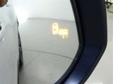 【BSM(ブラインドスポットモニター)】・・・隣の車線を走る車両をレーダーで感知。車両を感知するとドアミラーに搭載されたLEDインジケーターが点灯。