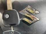 【キーレス】少し離れた場所からでもボタン一つでドアの開錠・施錠ができるのでとっても便利!ドアの鍵穴周りに傷をつけることもありません♪