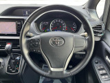 【純正革巻きステアリング】上質な革を使用することで、手にしっかり馴染みとても運転しやすいハンドルです♪