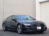 デザイン・ボディカラーが都会的な建物にも非常に良く映えます。クール・知的。Audiの持つ「品の良さ」が伝わってきます。