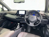 運転席まわりです。 各操作スイッチは使いやすい位置に配置されてます。
