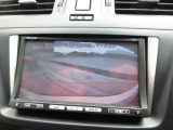 カラーで後方映像をモニターに映し出してくれるので、ショッピングモールのような狭い駐車場であったとしても障害物を見つけ、楽々駐車することができますね。