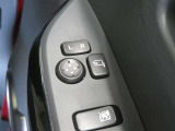 電動格納ミラー! スイッチひとつでミラーを畳めます。