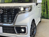 【LEDヘッドライト】悪天候や夜間走行時も良好な視界を確保し安心して運転できる高輝度LEDヘッドライトを装備!点灯速度が早く、消費電力も抑えられています。
