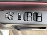 窓スイッチは使用感が出やすい所。文字消えや汚れ、オート機能・ロック操作の有無も確認◎。