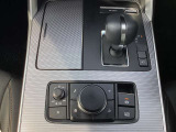 直6ディーゼルの力強いトルクをロスなく、かつダイレクトに路面に伝える、マツダ新開発の「トルコンレス8速AT」。マニュアルモードも備え、スポーティな走りも意のままです。