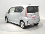 【ナナメ右後】プライバシーガラスを採用しており、車内の様子が見えにくく安心。強い日差しも和らげてくれます。