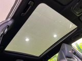 【パノラマルーフ】大型のガラスルーフ搭載で車内の解放感が一気にアップ!開放的なドライブをお楽しみいただけます。