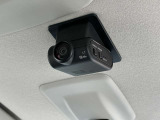 万が一の瞬間も、純正ドラレコで安心。事故やトラブル、あおり運転の記録をしっかり残してくれるから、後の手続きもスムーズに。車内カメラで車内と車側面を撮影記録。リヤガラス越しに後方撮影にも対応します。
