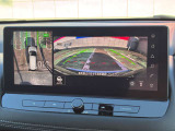 【アラウンドビューモニター】上空から見下ろしているかのような映像で駐車をサポート。安心です。
