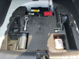 パンク修理剤とエアーコンプレッサーと車載工具も完備!!