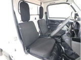 運転席は、シンプルな形状のシートを採用しています。日常の運転に適した基本的な造りです。