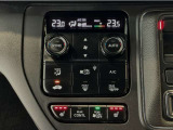 オートエアコンは左右席で独立温度コントロールが可能です。運転席はキンキンに冷やして助手席はマイルドにと言った設定が可能です☆暑さ寒さでケンカすることもなくなりますね♪