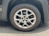 タイヤサイズは 215/60/R17 です。