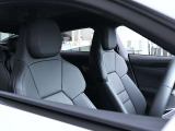 クオリティの高いシートを採用するのは、Audiのクルマづくりの哲学のひとつです。特に座り心地が重要です。体の大きなドイツ人が座っても頑丈な耐久性があります。。しかも肌触りも良く高級家具のようです。