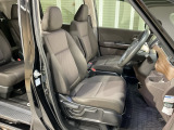 乗降がしやすい運転席。高さが調節できて小柄な方でも運転しやすいポジションをとることができます。