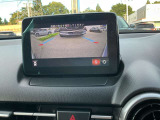 フロントビューは信号待ちでの車間距離の確認や、コンビニ等での前向き駐車の際に活躍します。