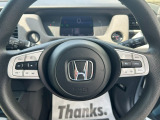 ハンドル左側にはオーディオコントローラーがついております。右側にはクルーズコントロール機能などのボタンがついており、高速道路走行時の負担を軽減します。
