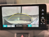 リバースギアに入れるだけで後方の表示へ切り替わります。夜間や雨の日の駐車も楽になりますよ。