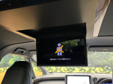 【14型有機ELフリップダウン】三列目からでも迫力のエンタメが観れる大画面フリップダウン。有機ELのモニターでは、一般的なフリップダウンよりも高コントラストでキレイな映像を楽しめます。