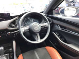 ドライバーが心に余裕をもって運転に集中できること、助手席や後席からもすっきりと前を見通せる空間の起点となり、全員が安心してドライブを楽しめることをモットーにシンプルなレイアウトとなっています。