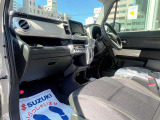 助手席シート下にも収納スペースがあります。