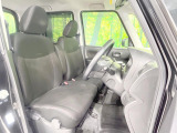 運転席まわりには十分なスペースがあり、大柄な方でもゆったり運転していただける環境です。